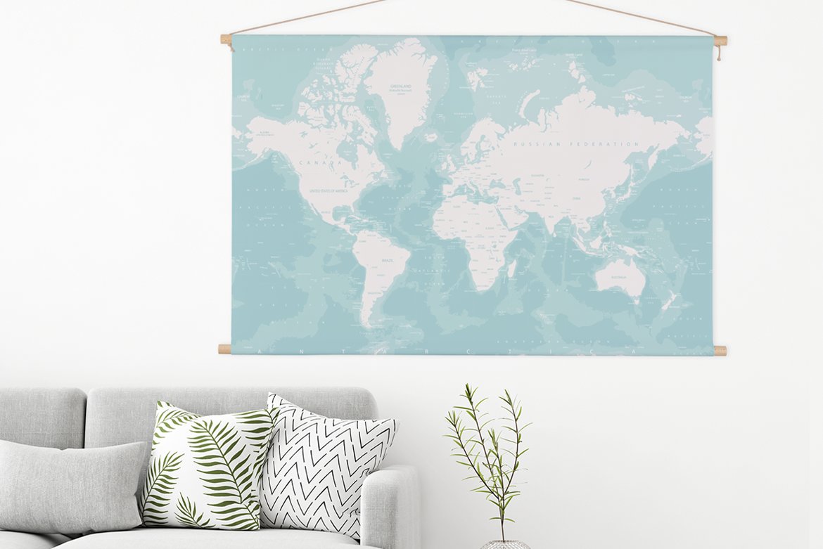 textielposter met wereldkaart en stokken in interieur